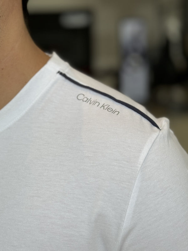Camiseta Calvin Klein Logo no Ombro Masculino