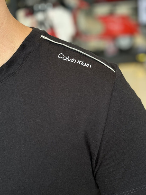 Camiseta Calvin Klein Logo no Ombro Masculino