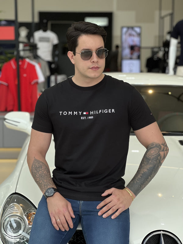 Camiseta Tommy Hilfiger Lettering Assinatura Bordado Frontal Masculino
