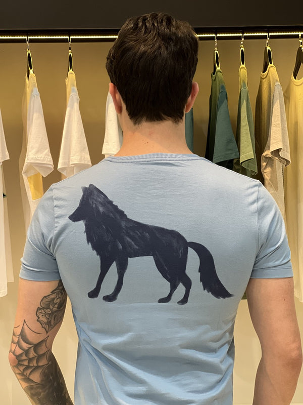 Camiseta Acostamento Básica Lobo Nas Costas Masculino Camiseta acostamento lobo nas costa azul claro bebe