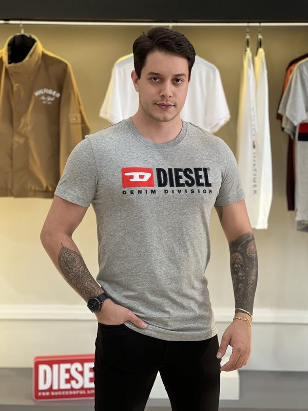 Camiseta Diesel Lettering Assinatura Frontal Bordado Relevo Masculino