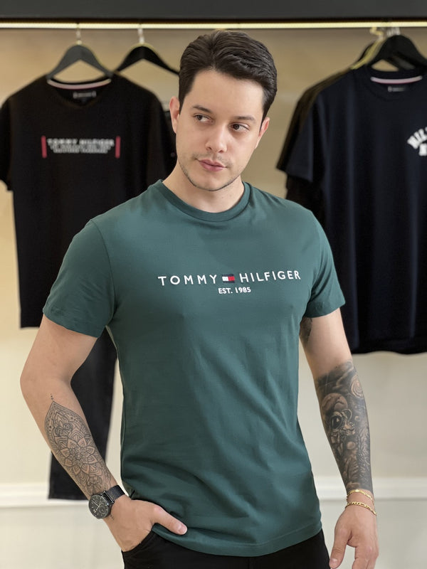 Camiseta Tommy Hilfiger Lettering Assinatura Bordado Frontal Masculino