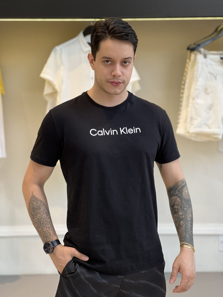 Camiseta Calvin Klein Lettering Assinatura Estampado Masculino – Mr. Boss